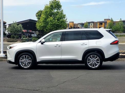 Certified 2024 Toyota Grand Highlander AWD image 8