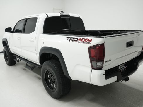 Used 2019 Toyota Tacoma TRD Off-Road AWD/4WD image 5
