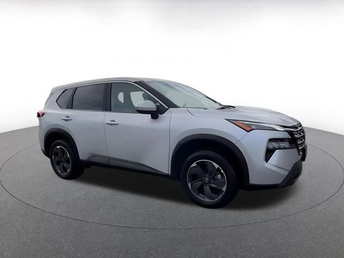 Used 2025 Nissan Rogue SV FWD image 2