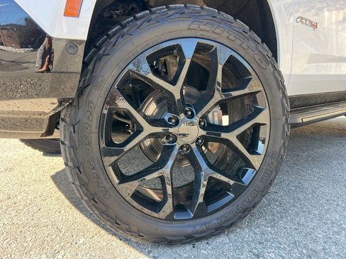 Used 2025 GMC Yukon AT4 image 2