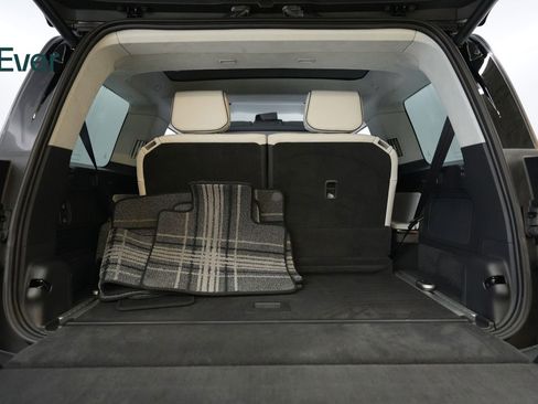 Used 2025 Rivian R1S Premium image 8