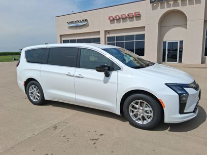 New 2027 Chrysler Pacifica Select