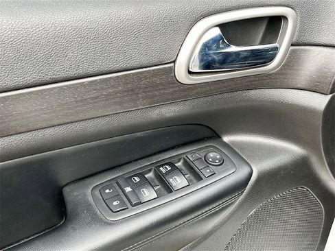 Used 2017 Jeep Grand Cherokee Altitude image 18