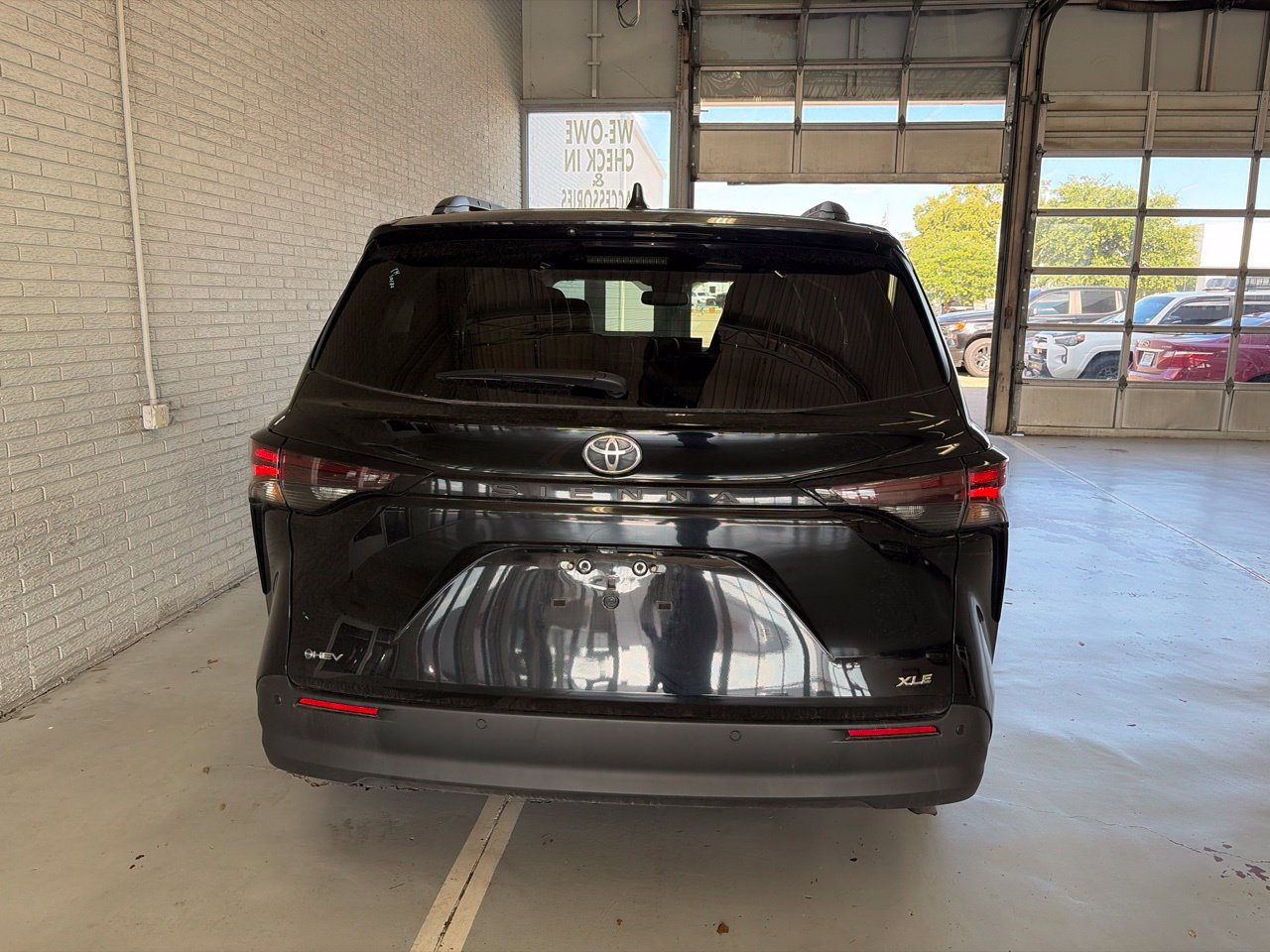 Used 2026 Toyota Sienna XLE FWD image 4