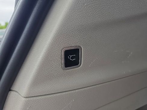 Used 2024 Chrysler Pacifica Touring-L FWD image 41