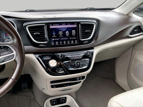 Used 2020 Chrysler Pacifica Touring-L Plus w/ Tire & Wheel Group FWD image 6