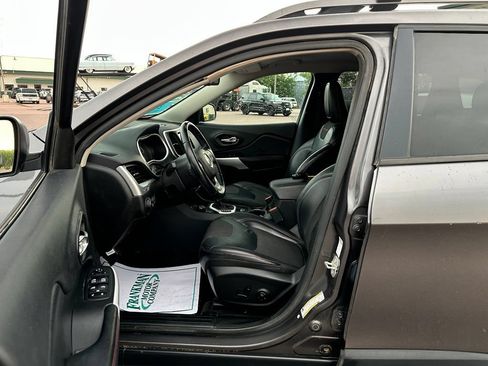 Used 2018 Jeep Cherokee Trailhawk AWD/4WD image 10