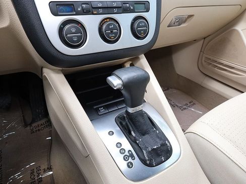 Used 2008 Volkswagen Eos 2.0T FWD image 38