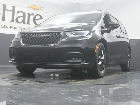 Used 2023 Chrysler Pacifica Touring-L w/ S Appearance Package FWD image 4