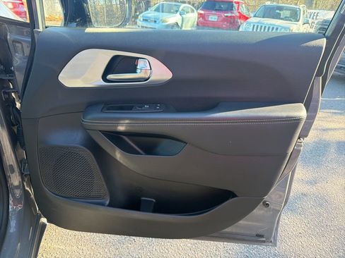 Used 2025 Chrysler Pacifica Limited image 25
