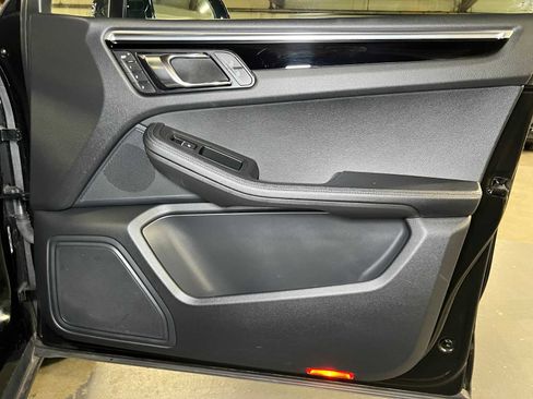 Used 2024 Porsche Macan image 20
