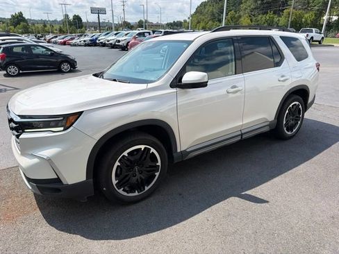 Used 2025 Honda Pilot Touring image 1