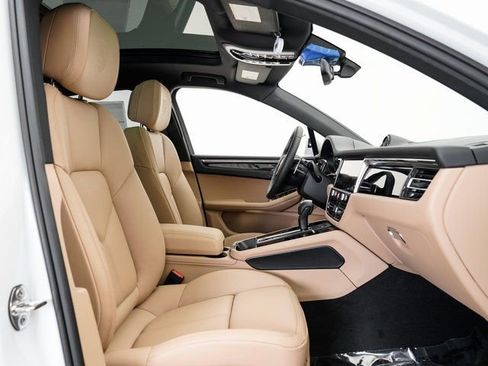 Certified 2025 Porsche Macan AWD/4WD image 24