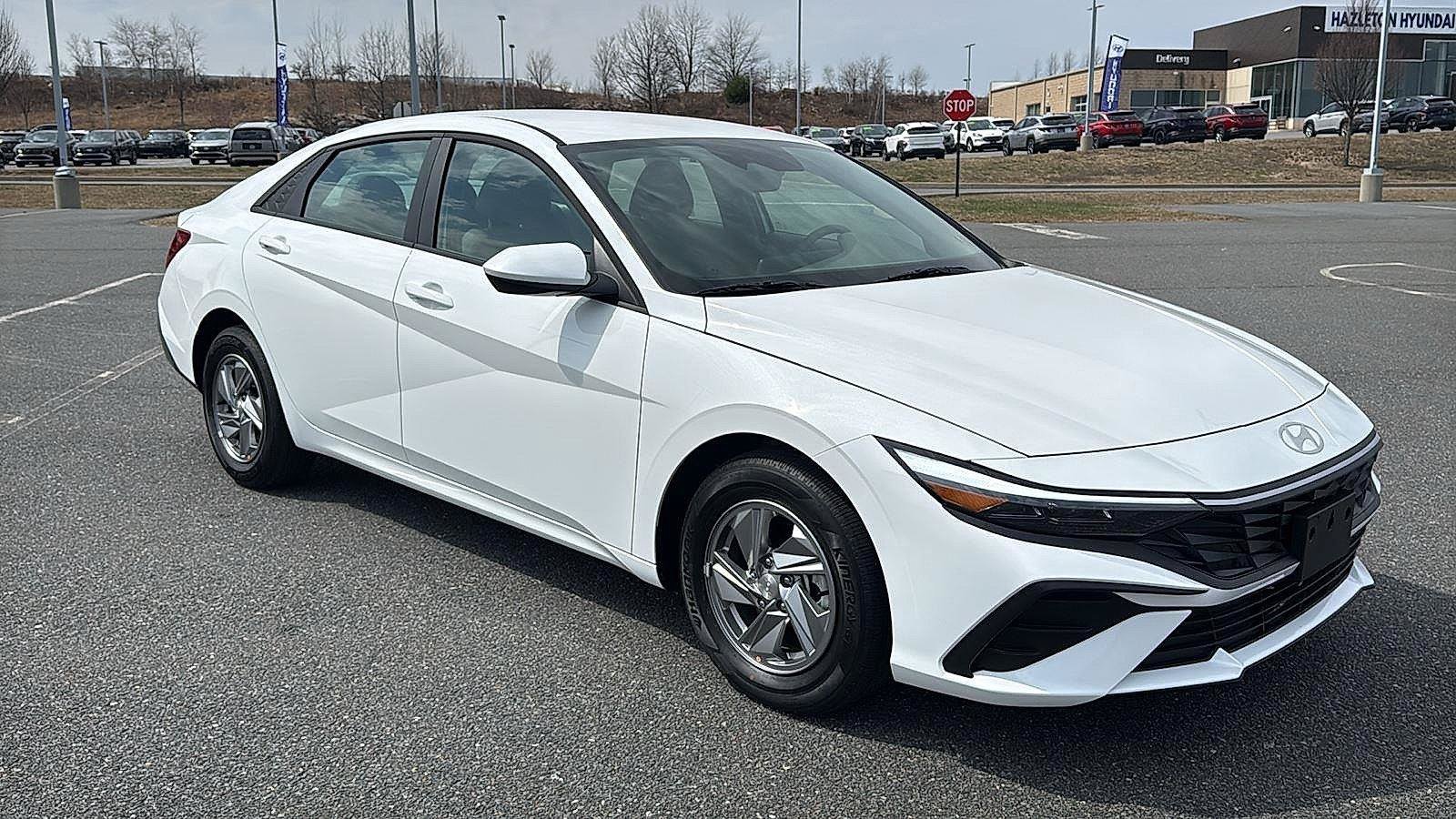 Used 2026 Hyundai Elantra SE FWD image 2