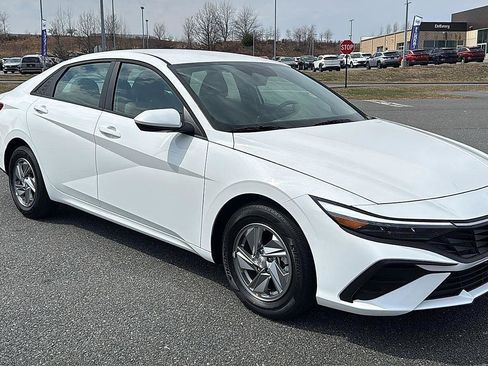 Used 2026 Hyundai Elantra SE FWD image 2