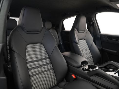 Used 2026 Porsche Cayenne GTS AWD/4WD image 41