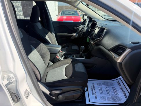 Used 2018 Jeep Cherokee Latitude AWD/4WD image 17