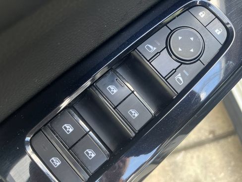 Used 2022 Nissan Pathfinder SV FWD image 13