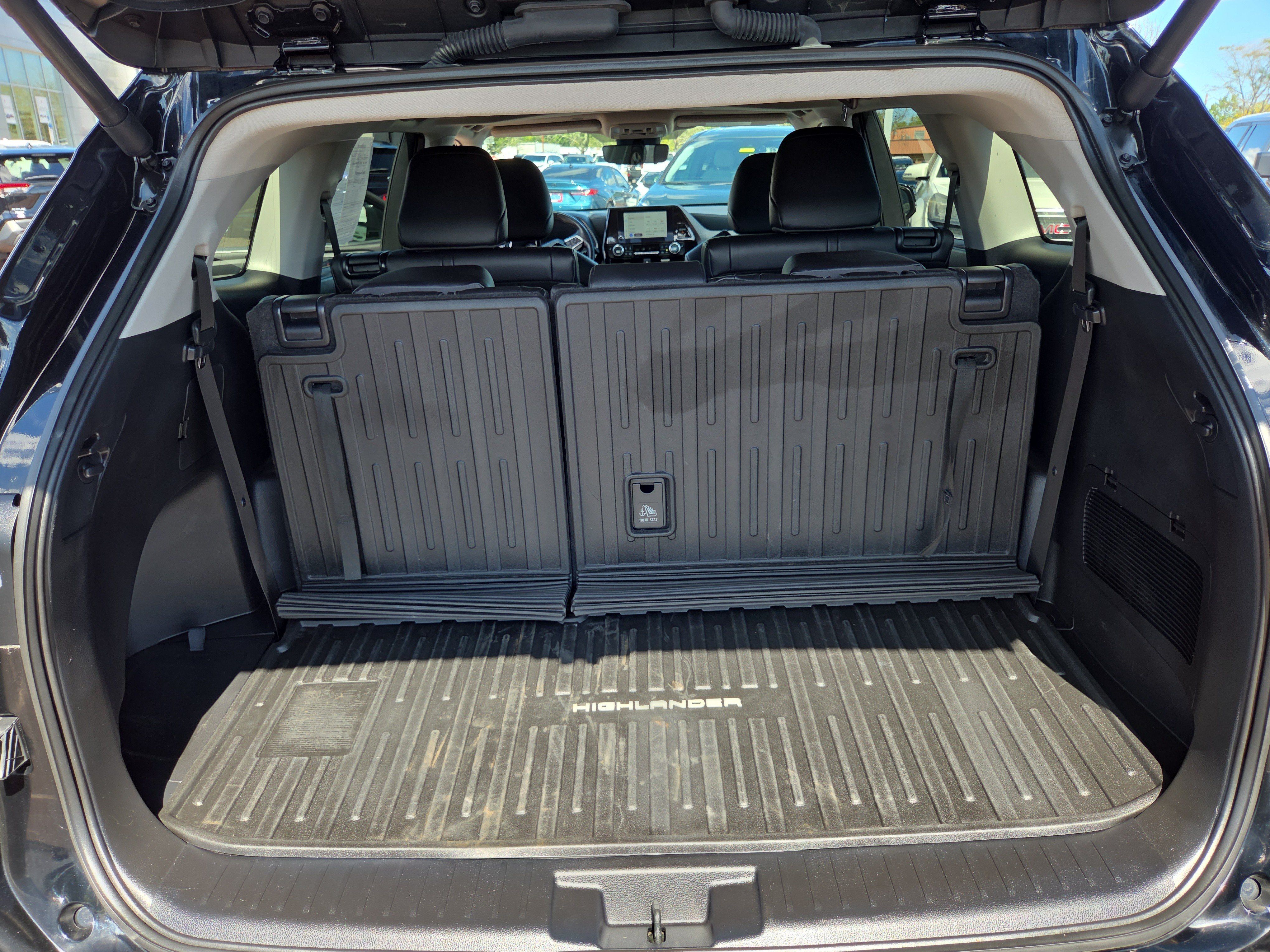 Used 2024 Toyota Highlander XLE AWD/4WD image 32