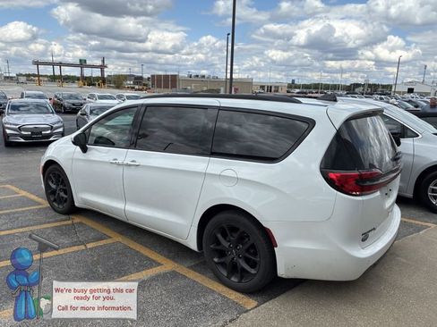 Used 2023 Chrysler Pacifica Touring-L w/ S Appearance Package FWD image 3
