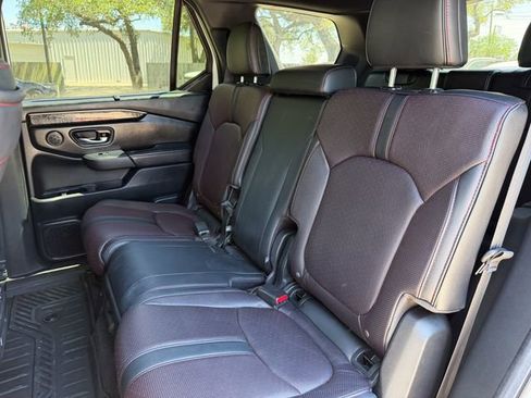 Used 2025 Honda Pilot Black Edition image 18