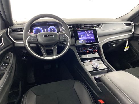 New 2025 Jeep Grand Cherokee Altitude image 17