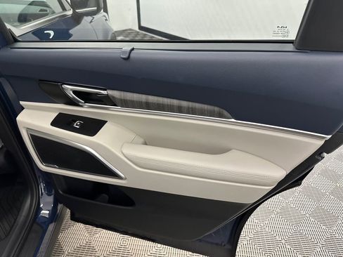 Used 2023 Kia Telluride EX w/ EX Captain's Chair Package image 17