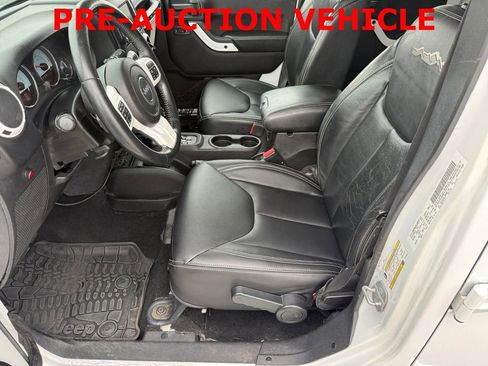 Used 2014 Jeep Wrangler Unlimited Sahara image 10