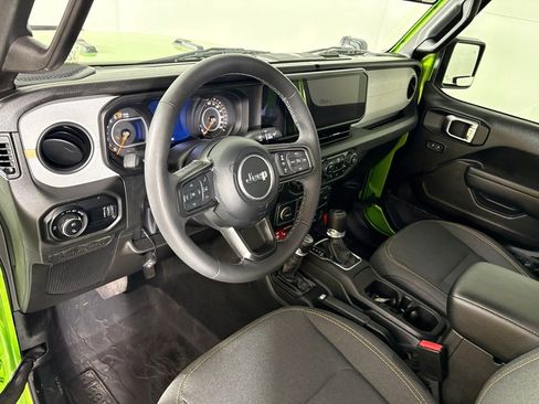 Used 2025 Jeep Gladiator Sport AWD/4WD image 16