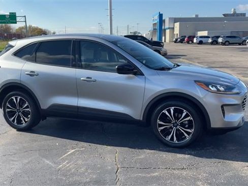 Used 2022 Ford Escape SE w/ SE Sport Appearance Package image 9