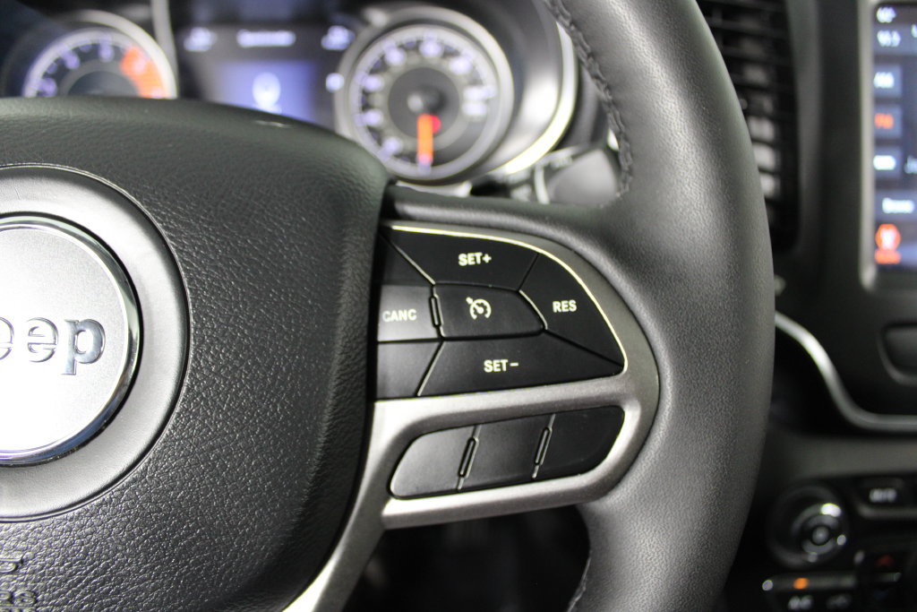 Used 2022 Jeep Cherokee Latitude Lux w/ Sun & Sound Group AWD/4WD image 25