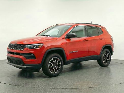 Used 2025 Jeep Compass Trailhawk image 2