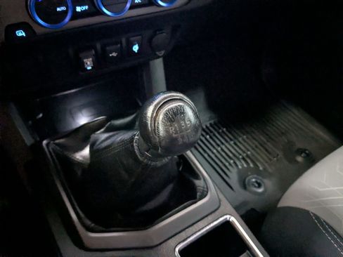 Used 2022 Toyota Tacoma TRD Off-Road AWD/4WD image 18