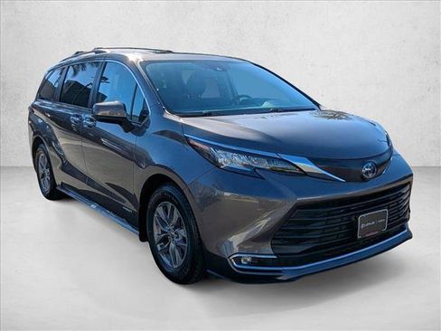 Used 2021 Toyota Sienna XLE image 4