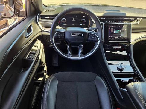 Used 2023 Jeep Grand Cherokee Altitude AWD/4WD image 8