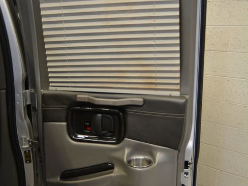 Used 2020 GMC Savana 2500 Extended w/ Enhanced Convenience Package image 8