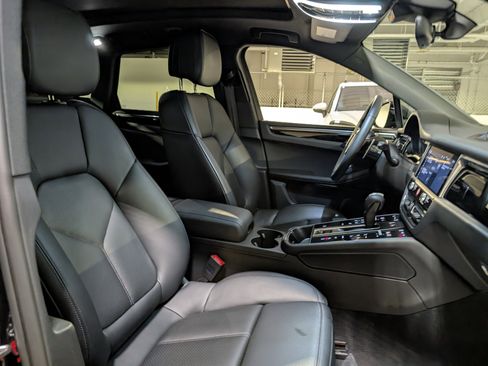 Used 2025 Porsche Macan image 19