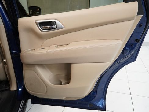 Used 2019 Nissan Pathfinder SV image 28