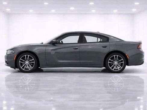 Used 2019 Dodge Charger SXT image 2