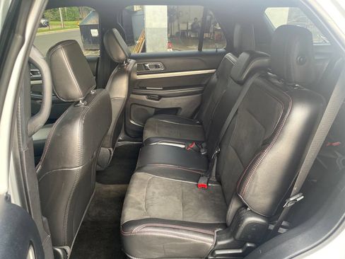 Used 2018 Ford Explorer XLT w/ Equipment Group 202A AWD/4WD image 18