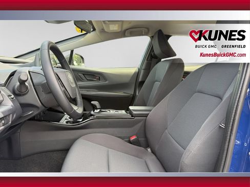 Used 2025 Toyota Prius LE FWD image 18