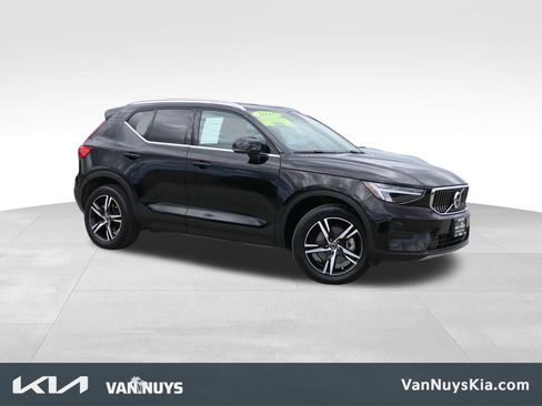 Used 2025 Volvo XC40 B5 Core AWD/4WD image 1