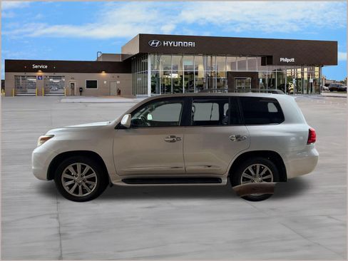 Used 2011 Lexus LX 570 4WD w/ Luxury Pkg image 2