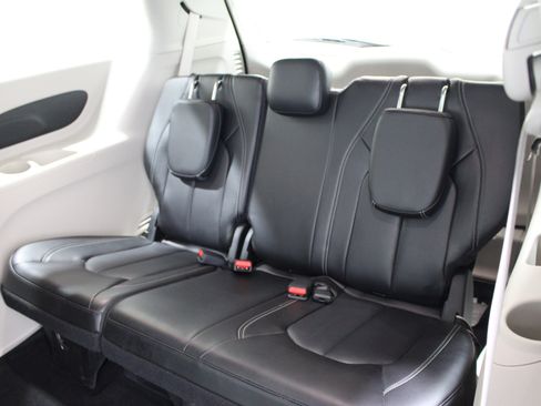 Used 2023 Chrysler Pacifica Touring-L FWD image 21