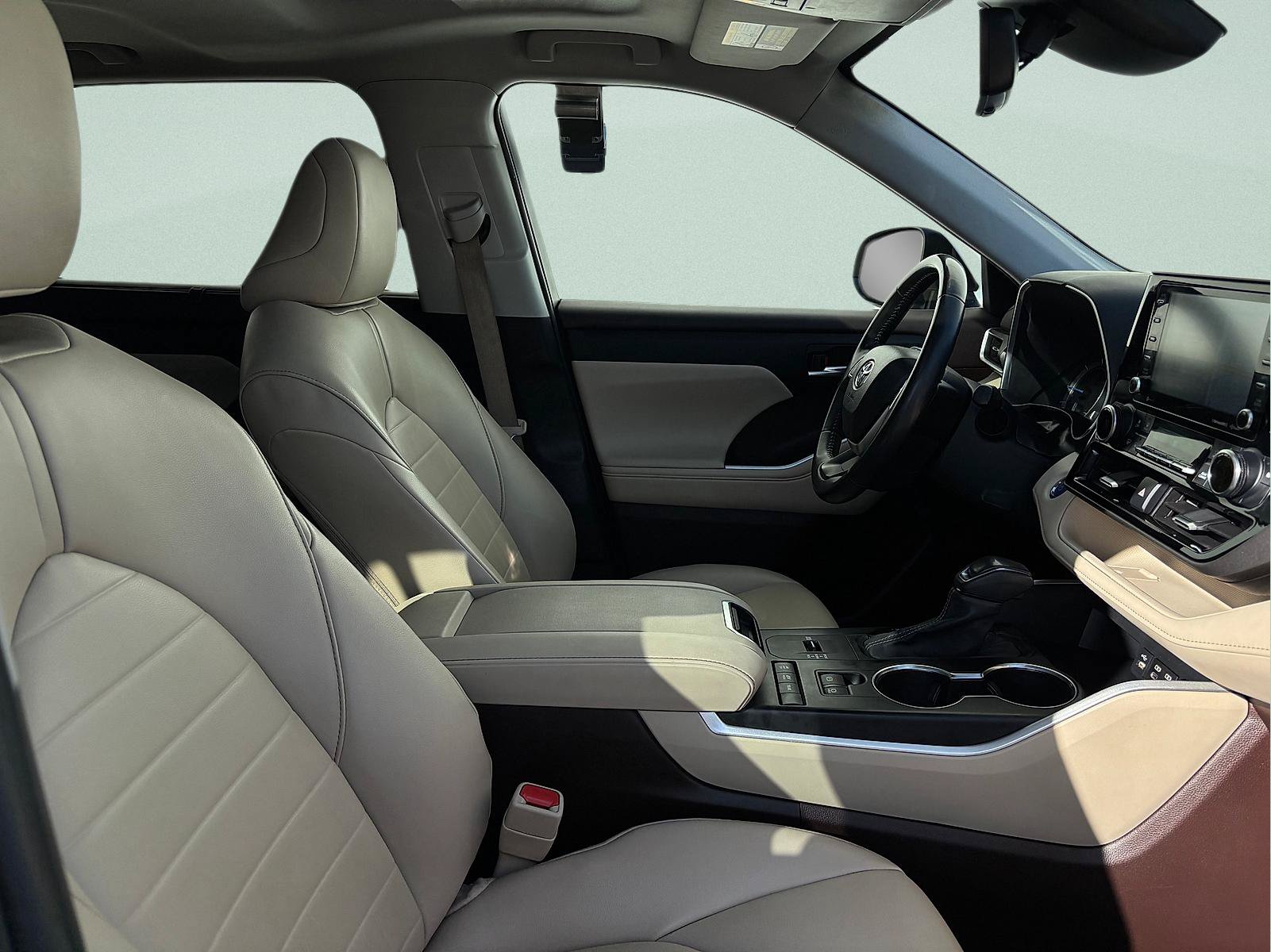 Used 2022 Toyota Highlander XLE AWD/4WD image 36