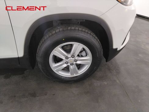 Used 2022 Chevrolet Trax LS AWD/4WD image 32
