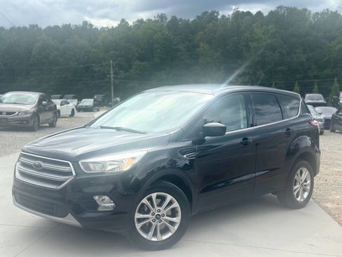 Used 2017 Ford Escape SE image 2