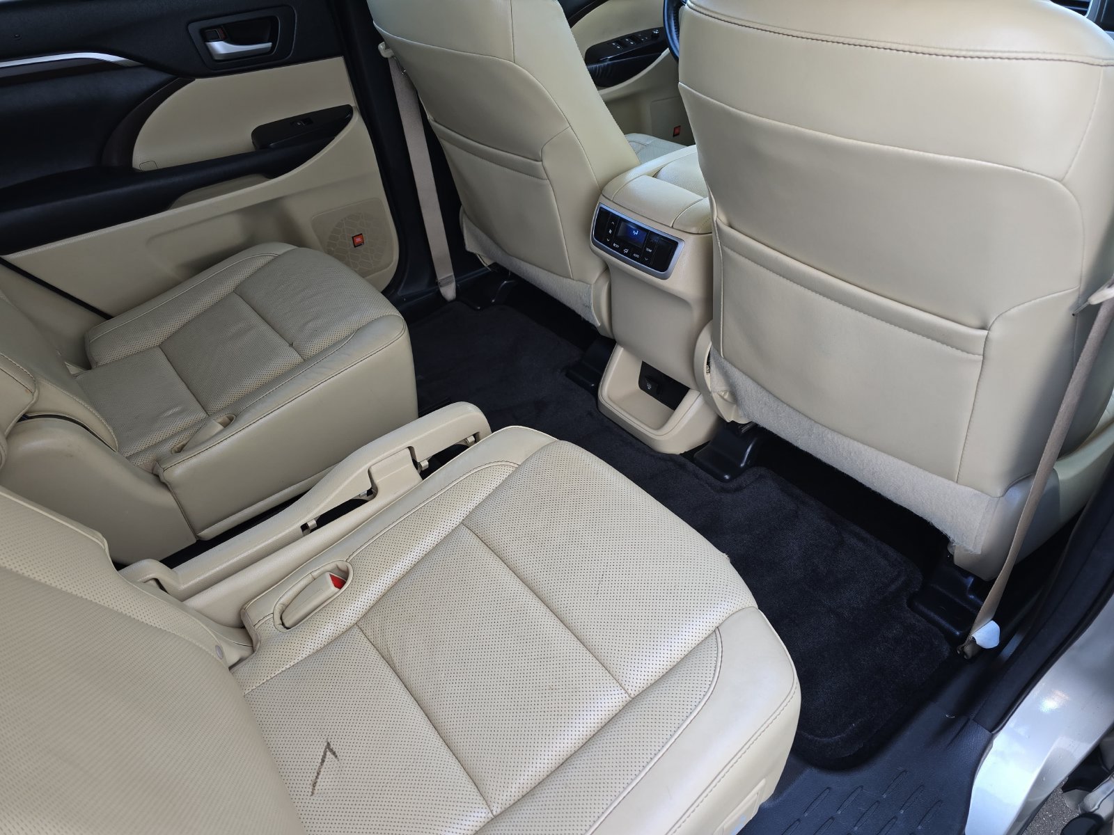 Used 2015 Toyota Highlander Limited w/ Driver Technology Package AWD/4WD image 13