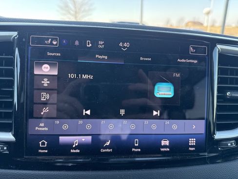 Used 2023 Chrysler Pacifica Touring-L FWD image 18