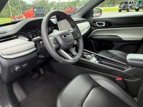 Used 2026 Jeep Compass Limited AWD/4WD image 11